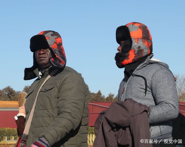 北京迎最冷12月,老外裹成粽子御寒,网友:说好的不怕冷呢?